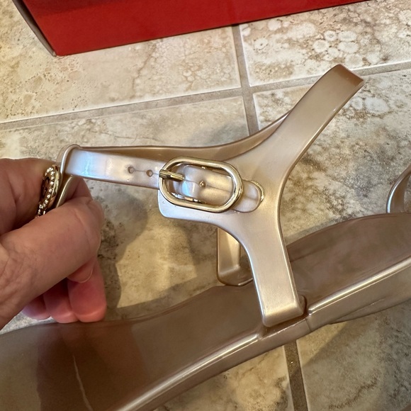 Guess Sandals for women   “Appear” Gold Jelly Sandals Size 8 women’s sandals - Picture 6 of 8